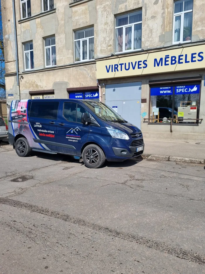 Mūsu busiņš pie veikala